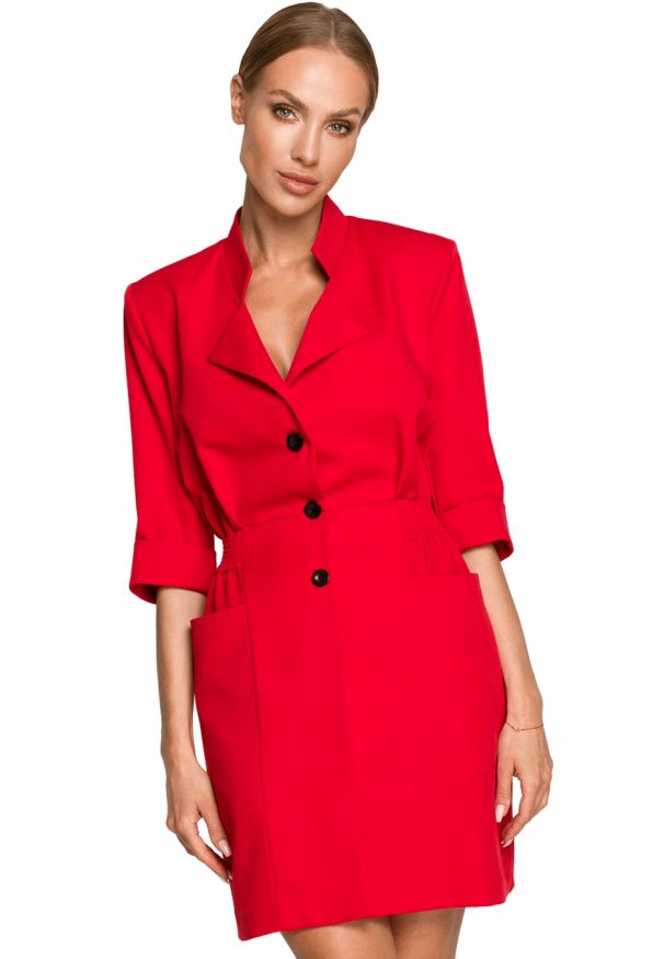 Sukienki.shop - Elegancka sukienka żakietowa z kołnierzem czerwona na guziki. Okazja: na spotkanie biznesowe, do pracy. Kolor: brązowy, czerwony. Styl: elegancki