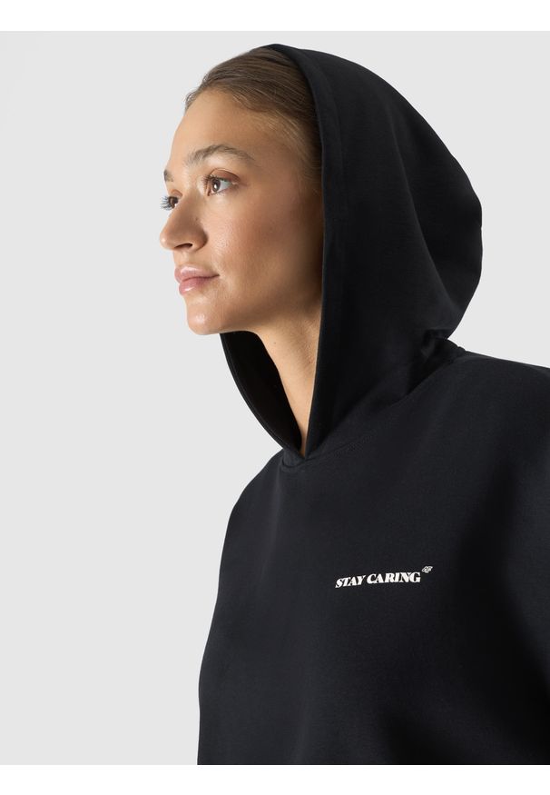 4f - 4F Bluza dresowa nierozpinana z kapturem damska - czarna XS. Okazja: na co dzień. Typ kołnierza: kaptur. Kolor: czarny. Materiał: dresówka. Wzór: gładki, napisy, ze splotem. Sezon: lato. Styl: casual, klasyczny, sportowy