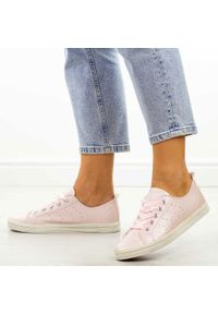 Różowe tenisówki damskie McKeylor 12801. Kolor: różowy. Materiał: skóra