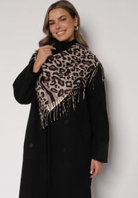 Born2be - Brązowy Panterkowy Szalik z Wiskozy Zdobiony Frędzlami Ferenea. Okazja: na co dzień. Kolor: brązowy. Materiał: wiskoza. Wzór: aplikacja. Styl: klasyczny, casual, elegancki #1