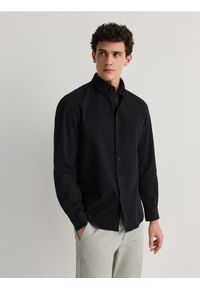 Reserved - Gładka koszula regular fit - czarny. Kolor: czarny. Materiał: bawełna, tkanina. Wzór: gładki