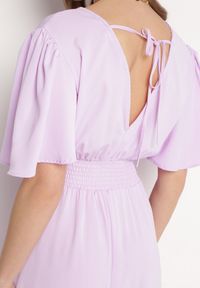 Born2be - Jasnofioletowa Sukienka z Rozkloszowanymi Rękawami Gumką w Pasie i Wiązaniem na Plecach Larielle. Okazja: na co dzień, na imprezę. Typ kołnierza: dekolt w kształcie V. Kolor: fioletowy. Materiał: bawełna. Typ sukienki: proste. Styl: casual, elegancki #4