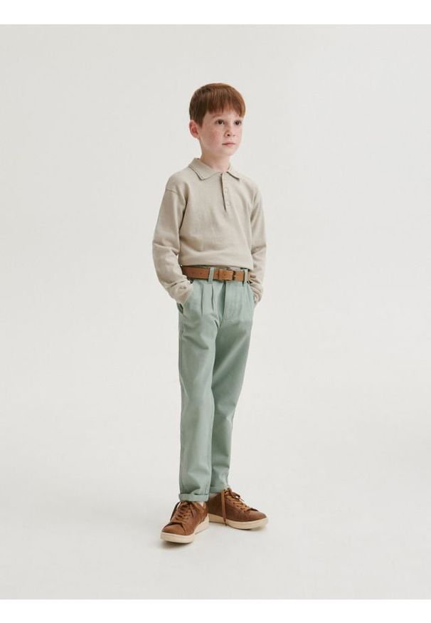Reserved - Strukturalne spodnie chino z paskiem - jasnozielony. Kolor: zielony. Materiał: tkanina, bawełna