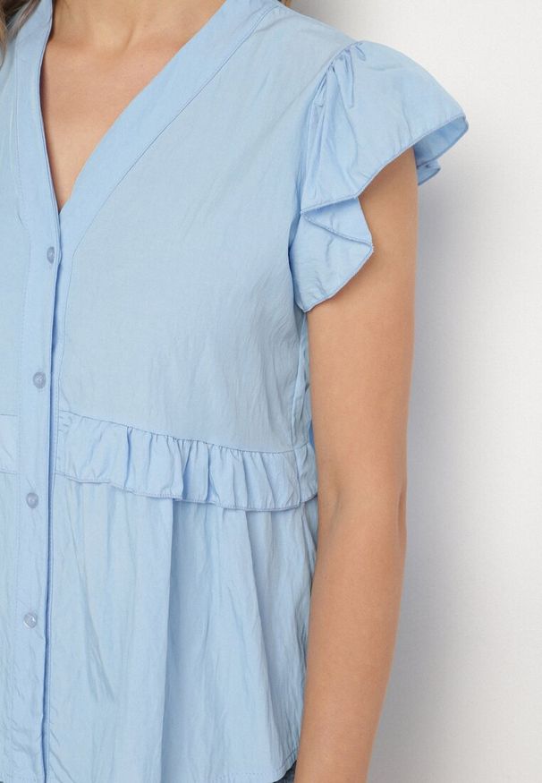 Born2be - Niebieska Koszula z Wiskozą z Falbankami i Dekoltem w Kształcie Litery V Alivienne. Okazja: na co dzień. Typ kołnierza: dekolt w kształcie V, kołnierz z falbankami. Kolor: niebieski. Materiał: wiskoza. Długość rękawa: krótki rękaw. Długość: krótkie. Styl: casual