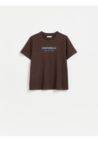 Reserved - Bawełniany t-shirt z nadrukiem - ciemnobrązowy. Kolor: brązowy. Materiał: bawełna. Wzór: nadruk