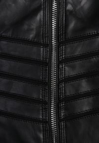 Renee - Czarna Kurtka Ramoneska z Geometrycznymi Przeszyciami Besilda. Okazja: na co dzień. Kolor: czarny. Materiał: jeans, poliester. Wzór: geometria. Styl: casual, klasyczny #2