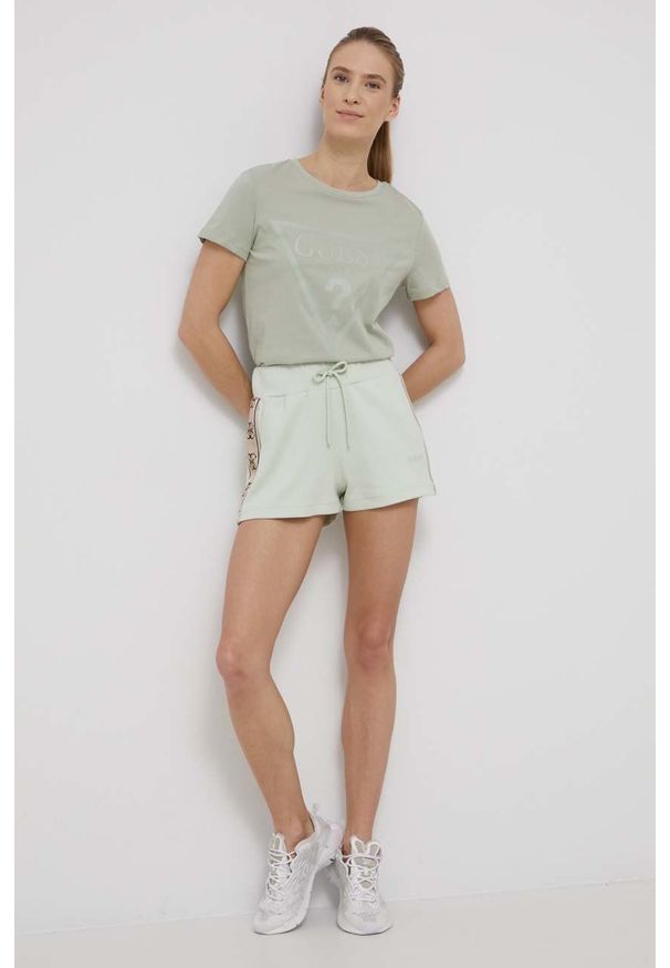 Guess szorty damskie kolor zielony z aplikacją high waist. Okazja: na co dzień. Stan: podwyższony. Kolor: zielony. Materiał: bawełna. Wzór: aplikacja. Styl: casual