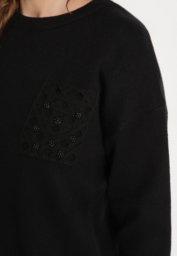 Born2be - Czarny Sweter o Pudełkowym Kroju z Ozdobną Kieszonką Seaviraen. Okazja: na co dzień, do pracy. Kolor: czarny. Materiał: jeans. Długość rękawa: długi rękaw. Długość: długie. Styl: elegancki, casual