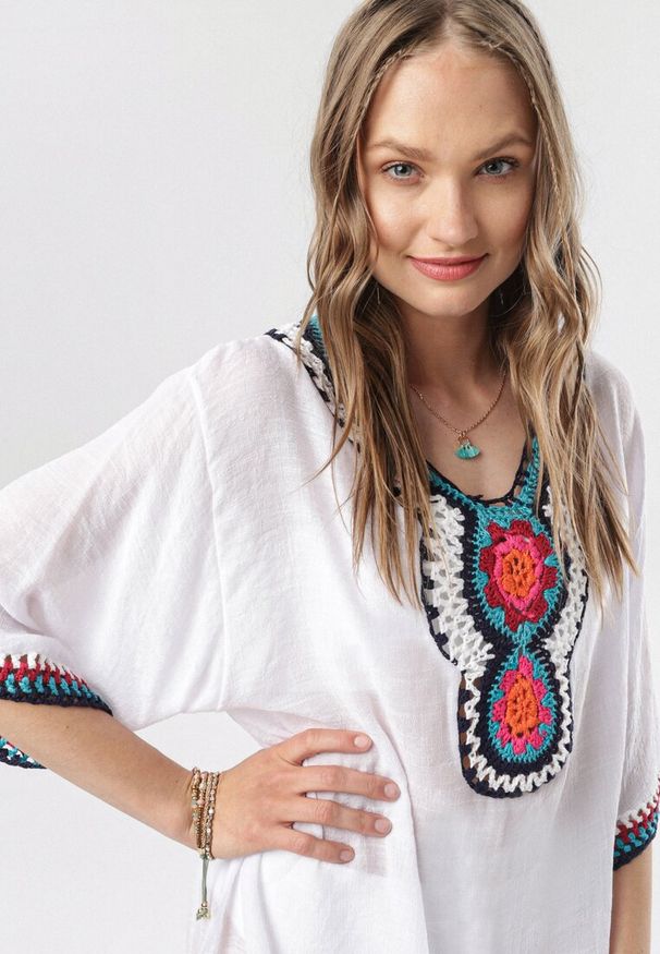 Born2be - Biała Tunika Narzutka Kahlisine. Kolor: biały. Materiał: dzianina. Wzór: ażurowy, kolorowy. Styl: boho