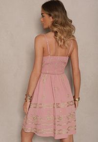 Renee - Różowa Wiskozowa Sukienka w Stylu Boho o Kopertowym Kroju z Metalicznym Haftem Saloriela. Kolor: różowy. Materiał: wiskoza. Długość rękawa: na ramiączkach. Wzór: haft. Typ sukienki: kopertowe. Styl: boho