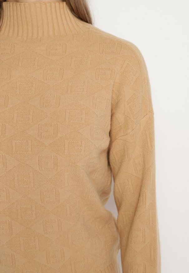 Born2be - Brązowy Sweter Golf z Ozdobnym Tłoczeniem Zakończony Ściągaczem Melodiea. Okazja: na co dzień, na spacer. Typ kołnierza: golf. Kolor: brązowy. Materiał: jeans. Wzór: aplikacja. Sezon: zima, jesień. Styl: klasyczny, casual