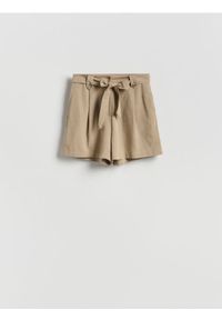 Reserved - Szorty z wiązaniem - beżowy. Kolor: beżowy. Materiał: tkanina, len