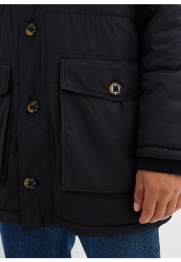 bonprix - Ocieplana parka pikowana z naszywanymi kieszeniami i odpinanym kapturem. Kolor: czarny. Materiał: prążkowany. Wzór: gładki. Sezon: zima