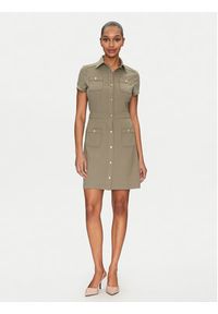 Guess Sukienka koszulowa W5GK70 KCBO2 Khaki Regular Fit. Kolor: brązowy. Materiał: syntetyk. Typ sukienki: koszulowe
