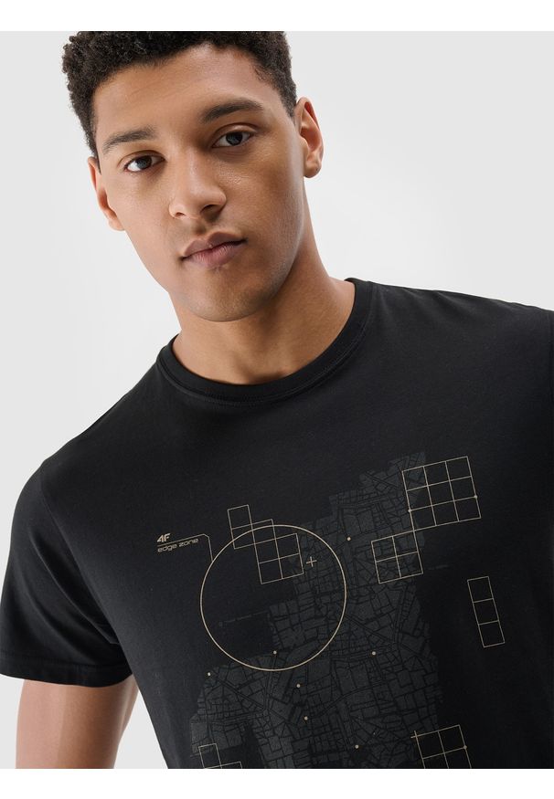 4f - 4F T-shirt regular z nadrukiem męski - czarny L. Okazja: na co dzień. Kolor: czarny. Materiał: dzianina, jersey, bawełna. Długość rękawa: krótki rękaw. Długość: krótkie. Wzór: nadruk. Styl: casual, klasyczny, sportowy
