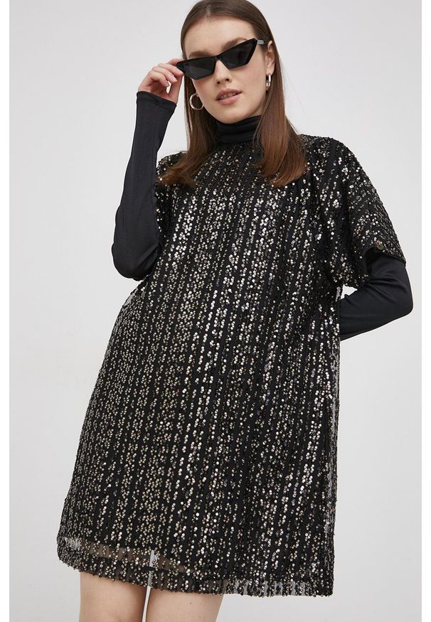 Superdry Sukienka kolor czarny mini prosta. Okazja: na co dzień. Kolor: czarny. Materiał: materiał, tkanina. Długość rękawa: krótki rękaw. Wzór: gładki. Typ sukienki: proste. Styl: casual. Długość: mini
