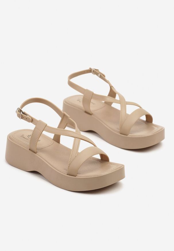 Renee - Ciemnobeżowe Sandały na Niskiej Platformie z Paskami w Kształcie X Nusialia. Okazja: na co dzień. Nosek buta: otwarty. Zapięcie: pasek. Kolor: beżowy. Materiał: jeans. Wzór: paski. Obcas: na platformie. Styl: casual