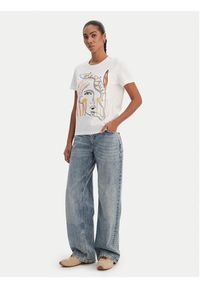 Desigual T-Shirt 26SWTK51 Biały Regular Fit. Kolor: biały. Materiał: bawełna #10