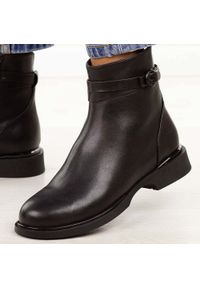 Czarne skórzane botki damskie Filippo Dbt7357/25. Okazja: na co dzień. Nosek buta: okrągły. Kolor: czarny. Szerokość cholewki: normalna. Materiał: skóra. Sezon: zima, jesień. Obcas: na obcasie. Styl: klasyczny, casual, elegancki. Wysokość obcasa: niski #1