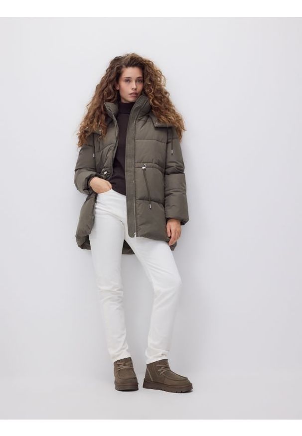 Reserved - Pikowana kurtka z odpinanym kapturem - oliwkowy. Kolor: oliwkowy. Materiał: tkanina