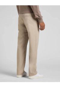 Lee - LEE MĘSKIE SPODNIE MATERIAŁOWE LEE RELAXED CHINO STONE L70XTY58 112145506. Materiał: materiał