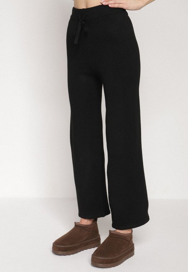 Born2be - Czarny Komplet z Dzianiny z Wełną Spodnie Kardigan i Kamizelka na Guziki Meviseffa. Kolor: czarny. Materiał: wełna, dzianina