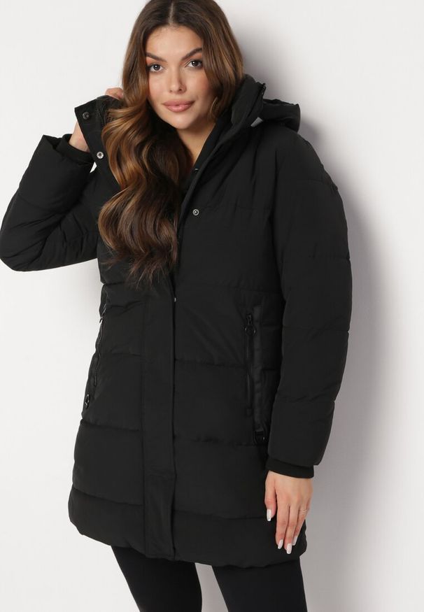 Born2be - Czarna Kurtka Pikowana do Kolana Massarita. Kolor: czarny. Wzór: aplikacja