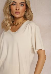 Renee - Beżowy T-shirt Klasyczny z Trójkątnym Dekoltem Impatiea. Kolekcja: plus size. Kolor: beżowy. Styl: klasyczny #2