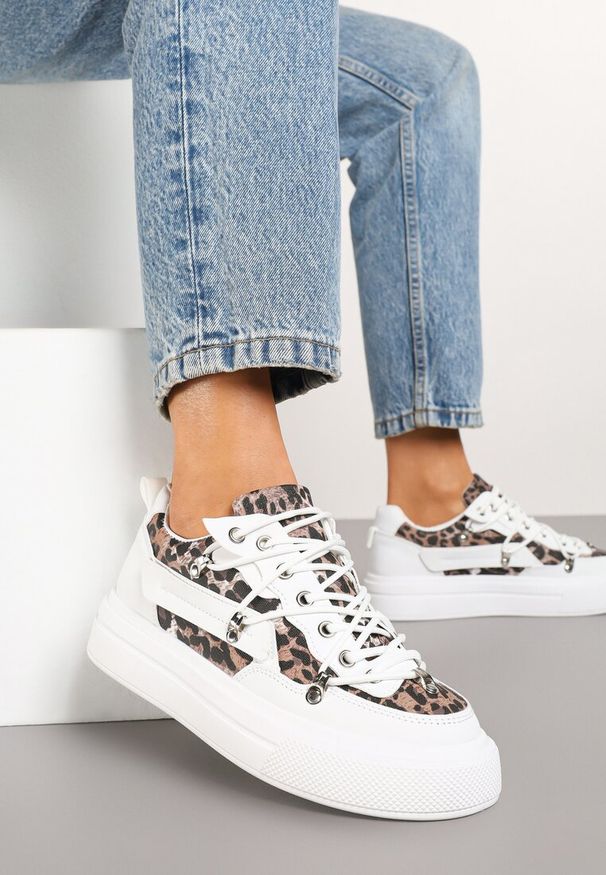 Born2be - Białe Sneakersy z Panterkowym Wzorem Calidi. Okazja: na co dzień. Kolor: biały. Materiał: jeans. Wzór: aplikacja, motyw zwierzęcy