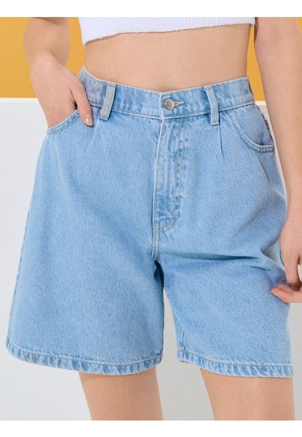 Sinsay - Szorty jeansowe z zaszewkami - niebieski. Kolor: niebieski. Materiał: jeans