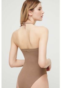 Calvin Klein jednoczęściowy strój kąpielowy kolor brązowy miękka miseczka. Kolor: brązowy. Materiał: materiał #4