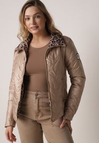 Born2be - Brązowa Dwustronna Kurtka Pikowana Ozdobiona Naszywką i Panterką Nemopis. Okazja: na co dzień. Kolor: brązowy. Materiał: jeans. Wzór: motyw zwierzęcy, aplikacja. Styl: casual #8
