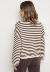 Born2be - Jasnobeżowy Sweter Oversize w Paski z Dodatkiem Wełny i Wiskozy Tianalla. Kolor: beżowy. Materiał: wiskoza, wełna. Wzór: paski. Styl: elegancki #4