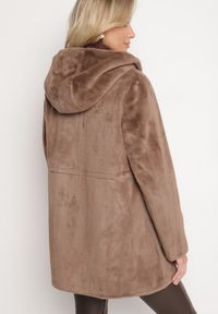 Born2be - Brązowa Kurtka ze Sztucznego Futerka z Kapturem Innalitha. Typ kołnierza: kaptur. Kolor: brązowy. Materiał: futro #6