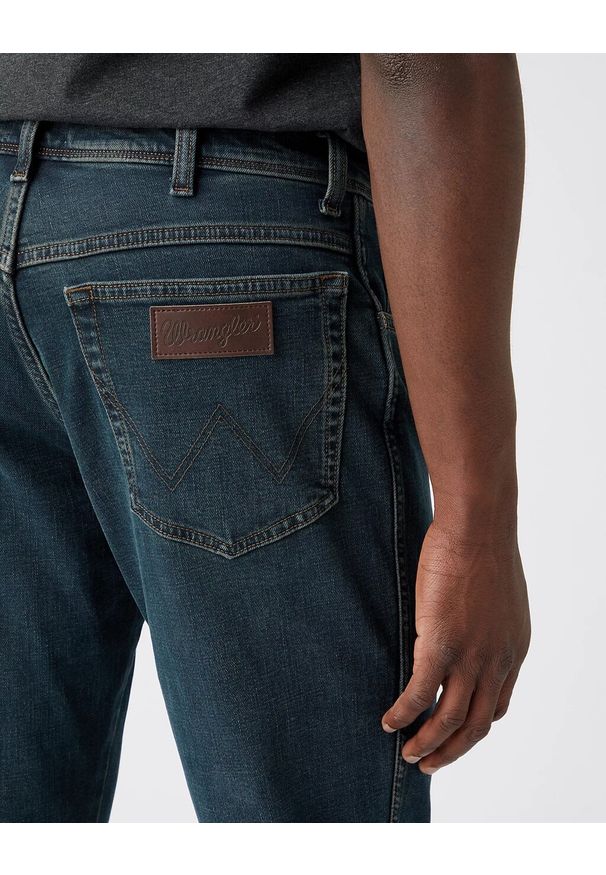 Wrangler - MĘSKIE SPODNIE JEANSOWE WRANGLER TEXAS SLIM DARK DUST W12S2837E 112144749