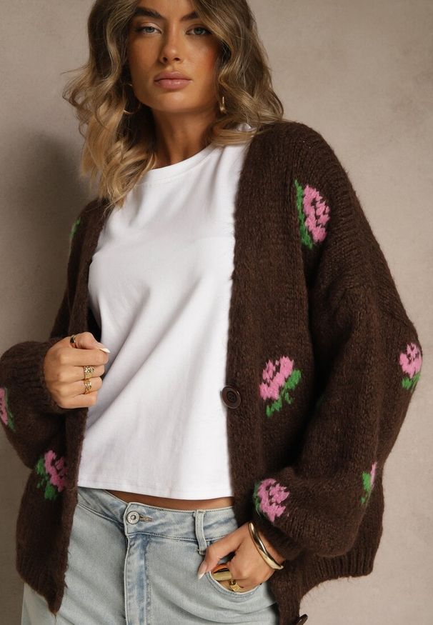 Renee - Brązowy Oversizowy Kardigan z Dodatkiem Wełny w Kwiaty Nelenesa. Okazja: na co dzień, na randkę. Typ kołnierza: dekolt w serek. Kolor: brązowy. Materiał: wełna. Długość: długie. Wzór: kwiaty. Styl: elegancki, casual