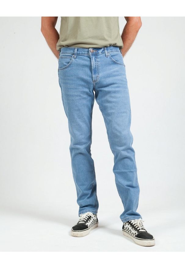 Wrangler - WRANGLER GREENSBORO MĘSKIE SPODNIE JEANSOWE LIGHTHOUSE W15QHNR20