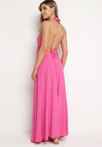 Born2be - Fuksjowa Sukienka z Wiskozy o Mocno Rozkloszowanym Fasonie Wiązana na Szyi Uldren. Okazja: na co dzień, na spacer. Kolor: różowy. Materiał: wiskoza. Sezon: lato. Typ sukienki: rozkloszowane. Styl: casual #2