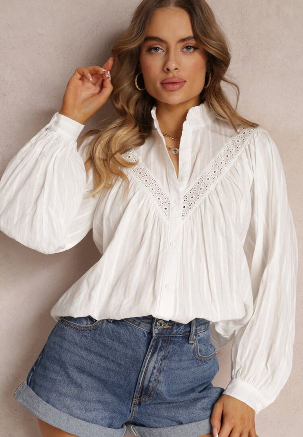 Renee - Biała Koszula z Bawełny ze Stójką i Ażurowymi Wstawkami Kamirna. Typ kołnierza: kołnierzyk stójkowy. Kolor: biały. Materiał: bawełna. Wzór: ażurowy