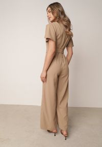Born2be - Beżowy Kombinezon VICES z Paskiem i Geometryczną Klamrą Elinassa. Okazja: do pracy. Kolor: beżowy. Wzór: geometria. Styl: elegancki #4