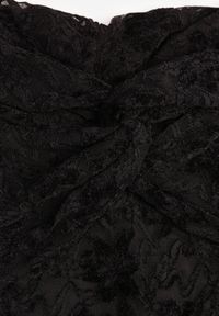 Renee - Czarna Koronkowa Sukienka Bodycon z Odkrytymi Ramionami i Supłem Aethanise. Okazja: na imprezę. Kolor: czarny. Materiał: koronka. Typ sukienki: bodycon, z odkrytymi ramionami. Styl: elegancki #5