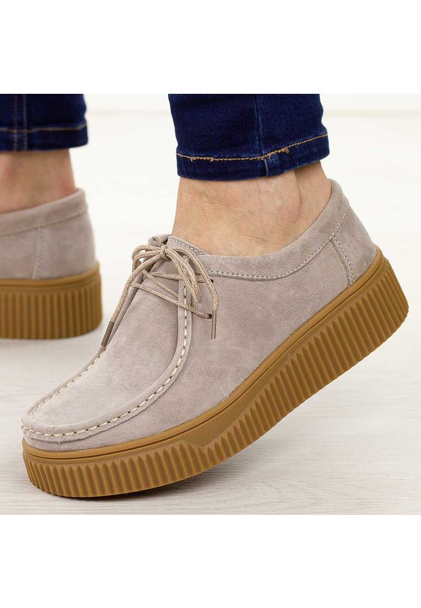 Beżowe skórzane półbuty damskie Filippo Dp7500/26. Okazja: na co dzień. Nosek buta: okrągły. Zapięcie: sznurówki. Kolor: beżowy. Materiał: skóra, zamsz. Szerokość cholewki: normalna. Sezon: jesień, wiosna. Styl: klasyczny, casual, elegancki