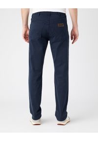 Wrangler - WRANGLER TEXAS MĘSKIE SPODNIE MATERIAŁOWE NAVY W121Y6114. Materiał: materiał