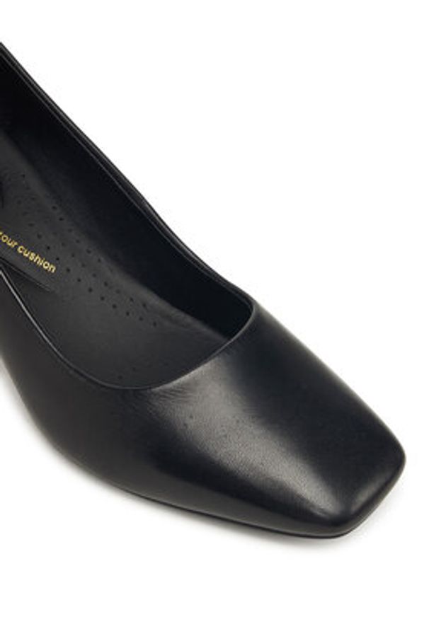 Clarks Czółenka Fernie Court 26183032 Czarny. Kolor: czarny. Materiał: skóra