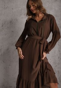 Renee - Brązowa Sukienka Boho z Paskiem Guzikami i Falbanami Nevinete. Okazja: na imprezę. Kolor: brązowy. Materiał: poliester. Styl: boho #1
