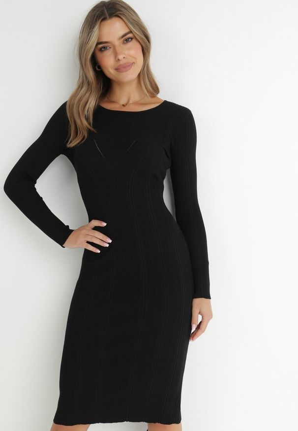 Born2be - Czarna Sukienka Dopasowana z Prążkowanej Wiskozy Khadija. Okazja: na co dzień. Kolor: czarny. Wzór: jednolity. Typ sukienki: bodycon. Materiał: wiskoza, prążkowany. Długość rękawa: długi rękaw. Sezon: zima, jesień. Styl: casual, klasyczny. Długość: midi