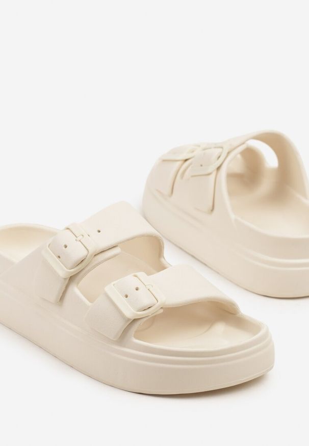 Born2be - Beżowe Klapki z Ozdobnymi Klamrami Rettiana. Okazja: na co dzień. Kolor: beżowy. Obcas: na obcasie. Styl: elegancki, casual. Wysokość obcasa: niski