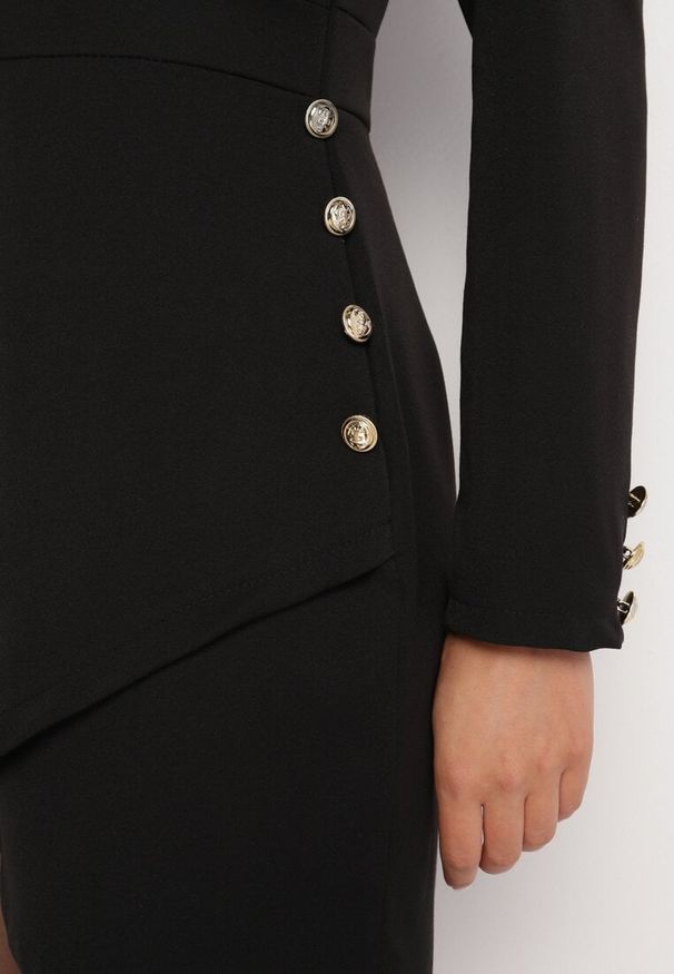 Born2be - Czarna Kopertowa Sukienka z Wiskozą Ozdobiona Guzikami Ellionira. Okazja: na co dzień. Typ kołnierza: dekolt w kształcie V. Kolor: czarny. Materiał: wiskoza. Wzór: aplikacja. Typ sukienki: kopertowe. Styl: elegancki, casual