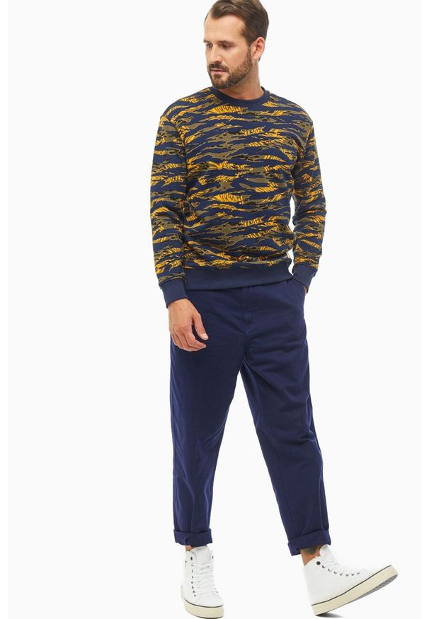 Lee - LEE SEASONAL CAMO SWS MĘSKA BLUZA BEZ KAPTURA WASHED BLUE L80ASPLR 112121285. Typ kołnierza: bez kaptura