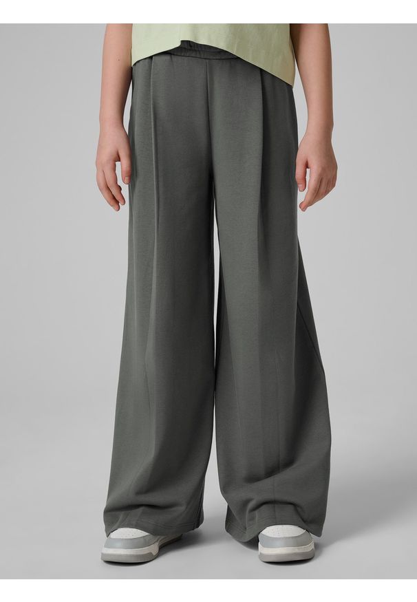 4f - 4F Spodnie dresowe z szerokimi nogawkami dziewczęce - szare 146/152 (10-12 lat). Okazja: na spacer, na co dzień, na uczelnię. Stan: podwyższony. Kolor: szary. Materiał: dresówka. Sezon: lato. Styl: casual, elegancki